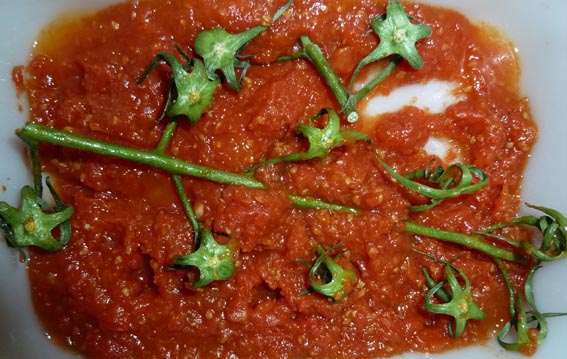 Ferdig kokt pizzasaus.