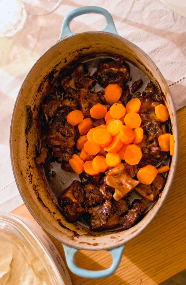 Oksehaler kokt i rødvin. 