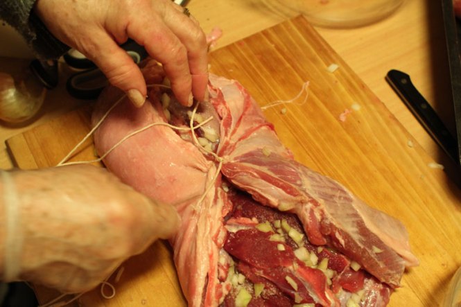 Begynn på midten. Sy med tette sting, eller bruk knappehullssting som min mor gjør. 